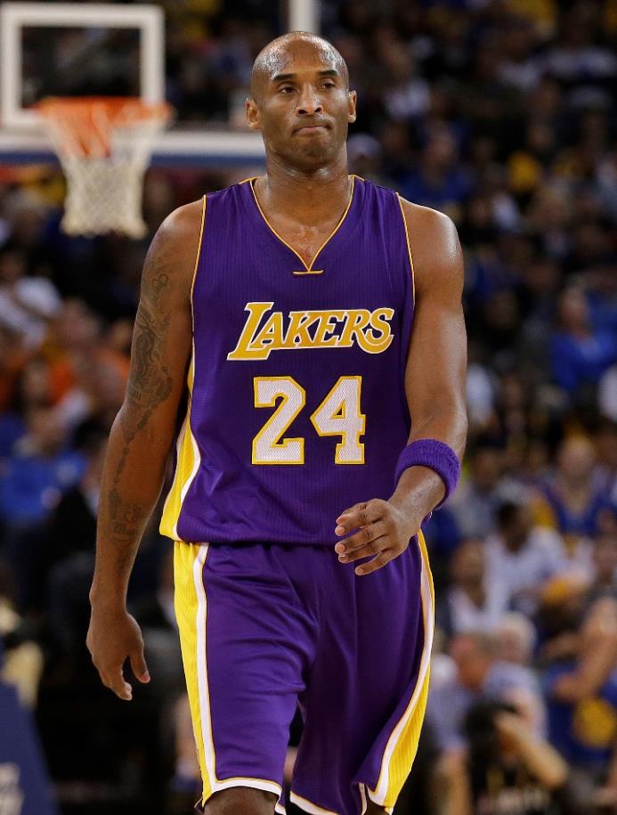Kobe Bryant, de los Lakers de Los Ángeles, camina en la cancha durante la segunda mitad del encuentro disputado el martes 24 de noviembre de 2015, ante los Warriors de Golden State.