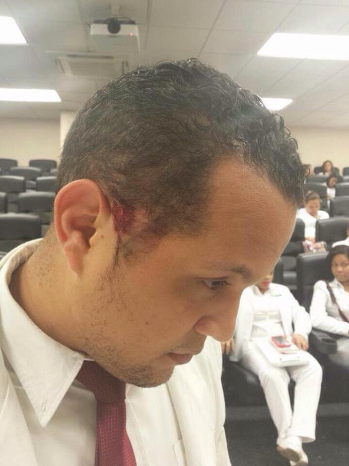 El médico agredido por familiares de un paciente en el hospital Darío Contreras