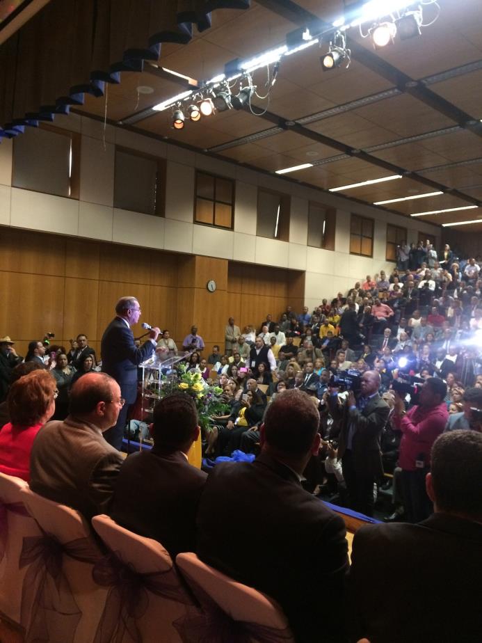 El presidente Danilo Medina mientras hablaba en el encuentro comunitario en la escuela Hermanas Mirabal del Alto Manhattan, este domingo 27 de septiembre 2015. 