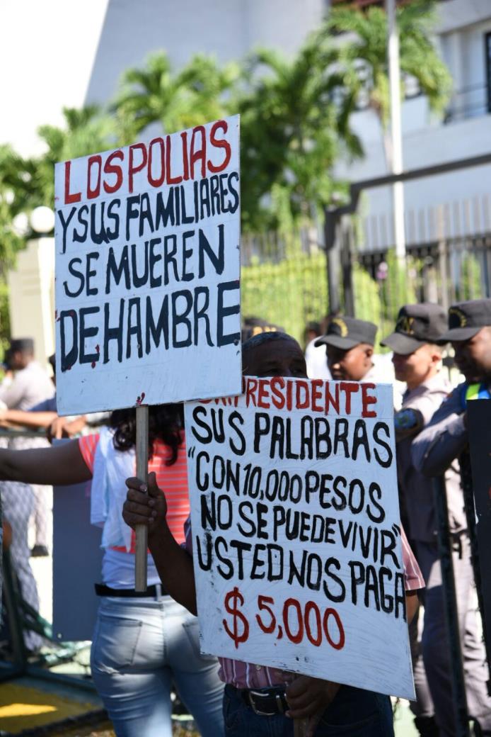 Los expolicías, familiares y amigos de los miembros activos de la institución del orden durante la protesta frente al Congreso Nacional