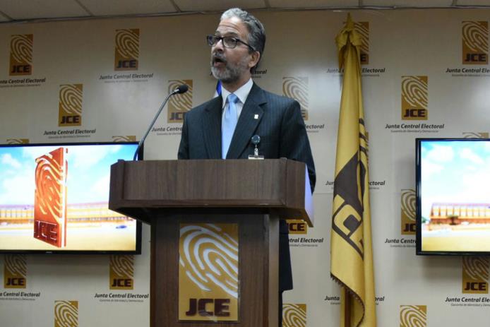 Hilario Espiñeira, secretario JCE, leyó documento del Pleno.