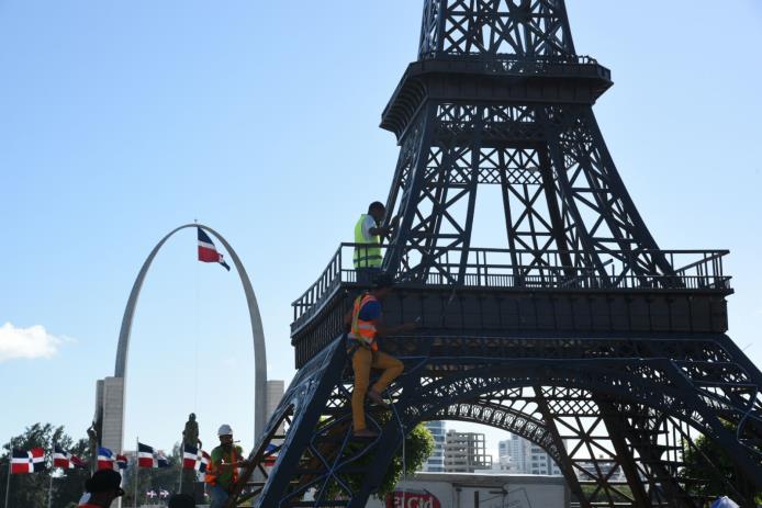 La Plaza de la Bandera fotografiada desde la réplica de la torre Eiffel.
