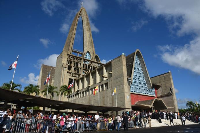 Los feligreses permanecen organizados en fila en la parte frontal de la Basílica de Higüey, este jueves 21 de enero del 2016, Día de la Virgen de La Altagracia