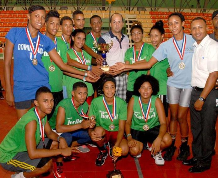 El equipo de Hato Mayor, junto al Director de Deportes de la provincia, Nicolás Núñez (d), que ganó el torneo nacional de korfball en el clásico Miguel Cocco.