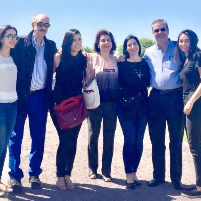 El excandidato presdiencial por el PRM, Luis Abinader junto a su esposa e hijas, su madre y su padre, José Rafael Abinader.