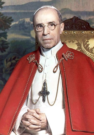 El cardenal Eugenio Pacelli, Pío XII, fue ungido papa el 2 de marzo de 1939. Falleció en 1958