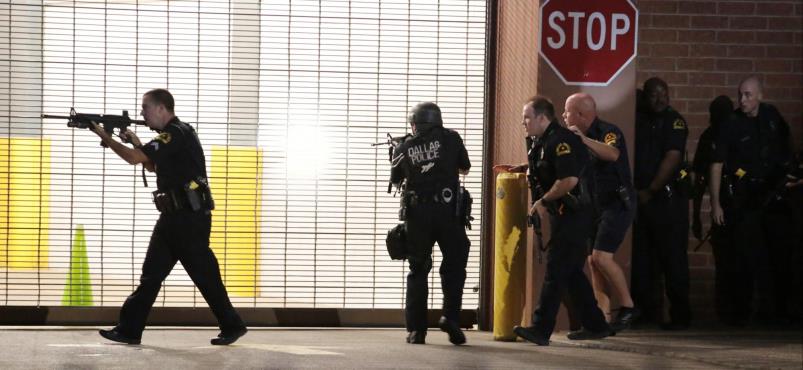 Agentes de la policía de Dallas responden a los disparos durante las protestas contra la violencia policial.