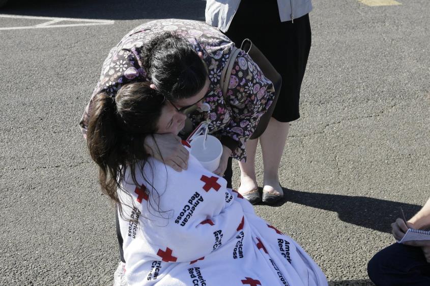  Una estudiante de primer año es abrazada por su madre tras un tirote jueves 1 de octubre de 2015, en el centro de estudios superiores Umpqua Community College, de Roseburg, en el estado de Oregón (EE.UU.). 