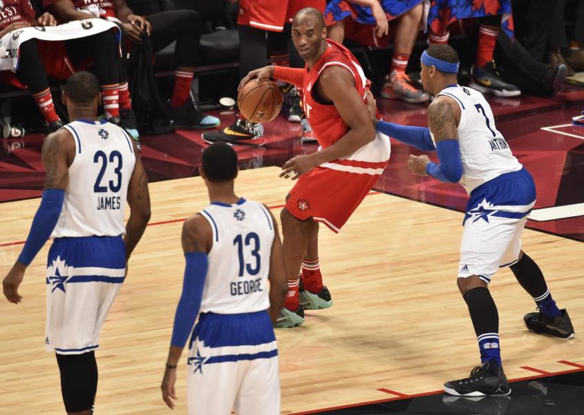 Kobe Bryant es defendido por Carmelo Anthony, mientras observan LeBron James y Paul George.