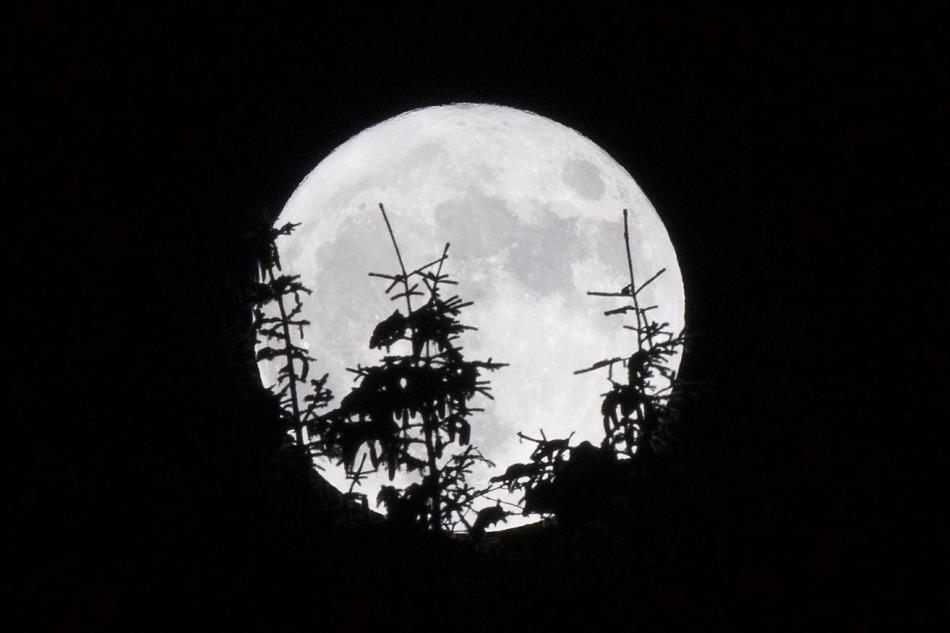 La luna sale sobre Gryon, Suiza.