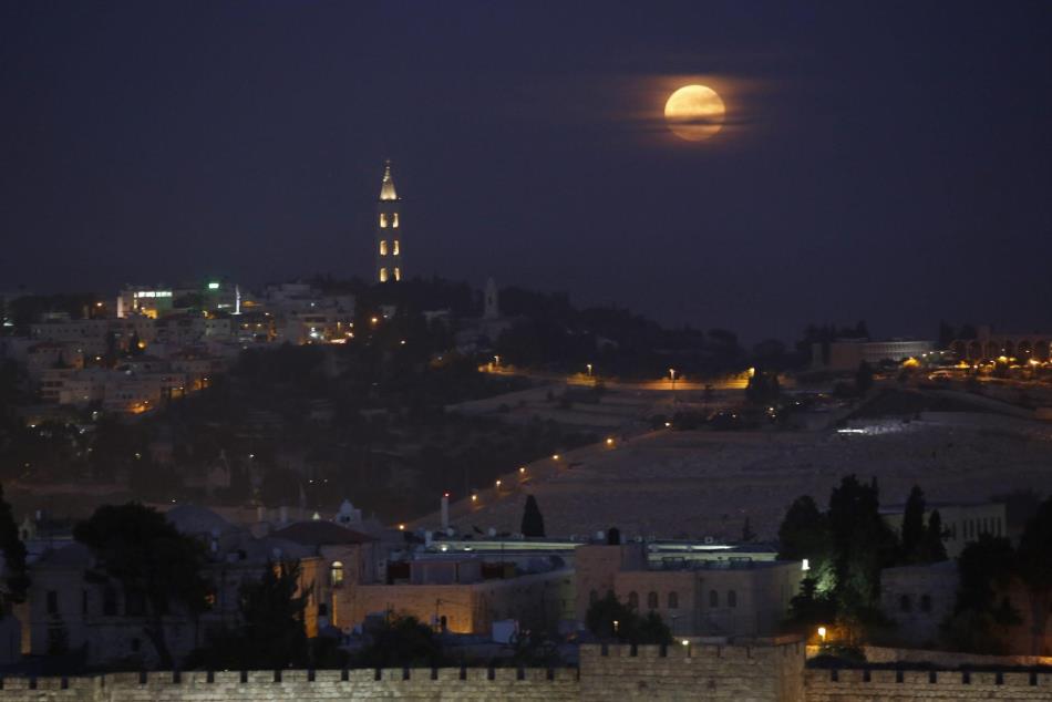 La luna se eleva sobre Jerusalén (Israel)
