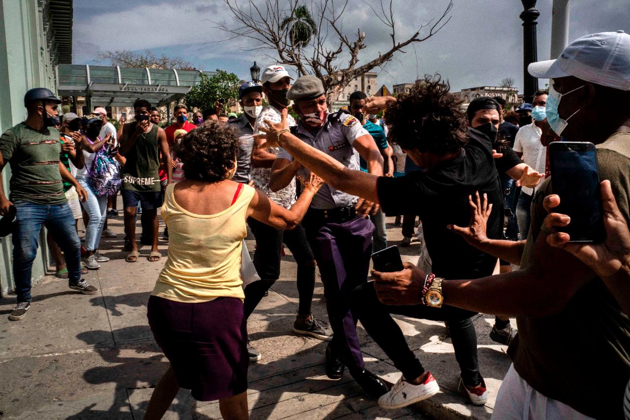 Abajo la dictadura!”, gritan manifestantes en Cuba