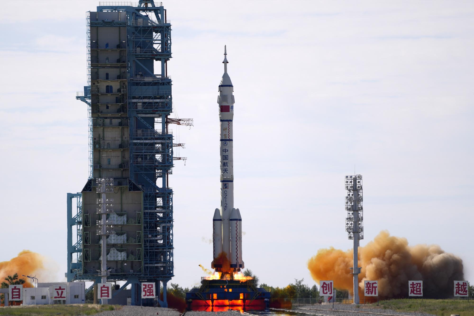 Misión tripulada china llega a su nueva estación espacial de ese país