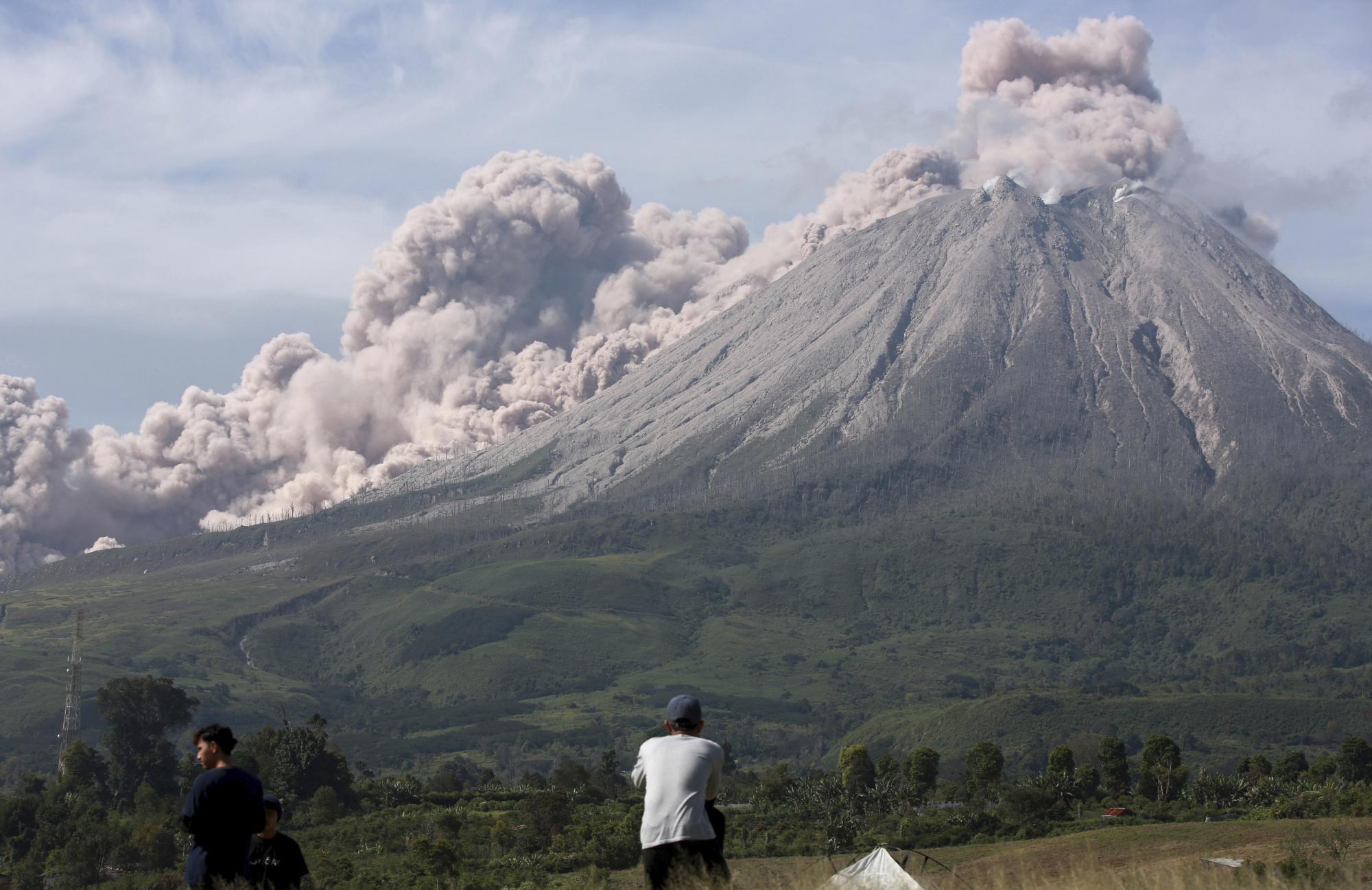 El volcán Sinabung de Indonesia expulsa una nube de ceniza