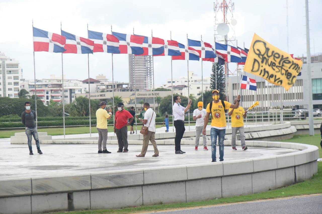 Personas se concentran en la Plaza de la Bandera en repudio a impuestos 