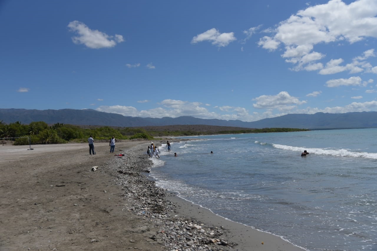 La playa Monte Río, en Azua, tenía pocos bañistas al mediodía