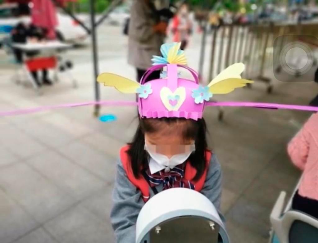 Alumnos chinos vuelven a clases usando sombreros de un metro de ancho para mantener distancia social 