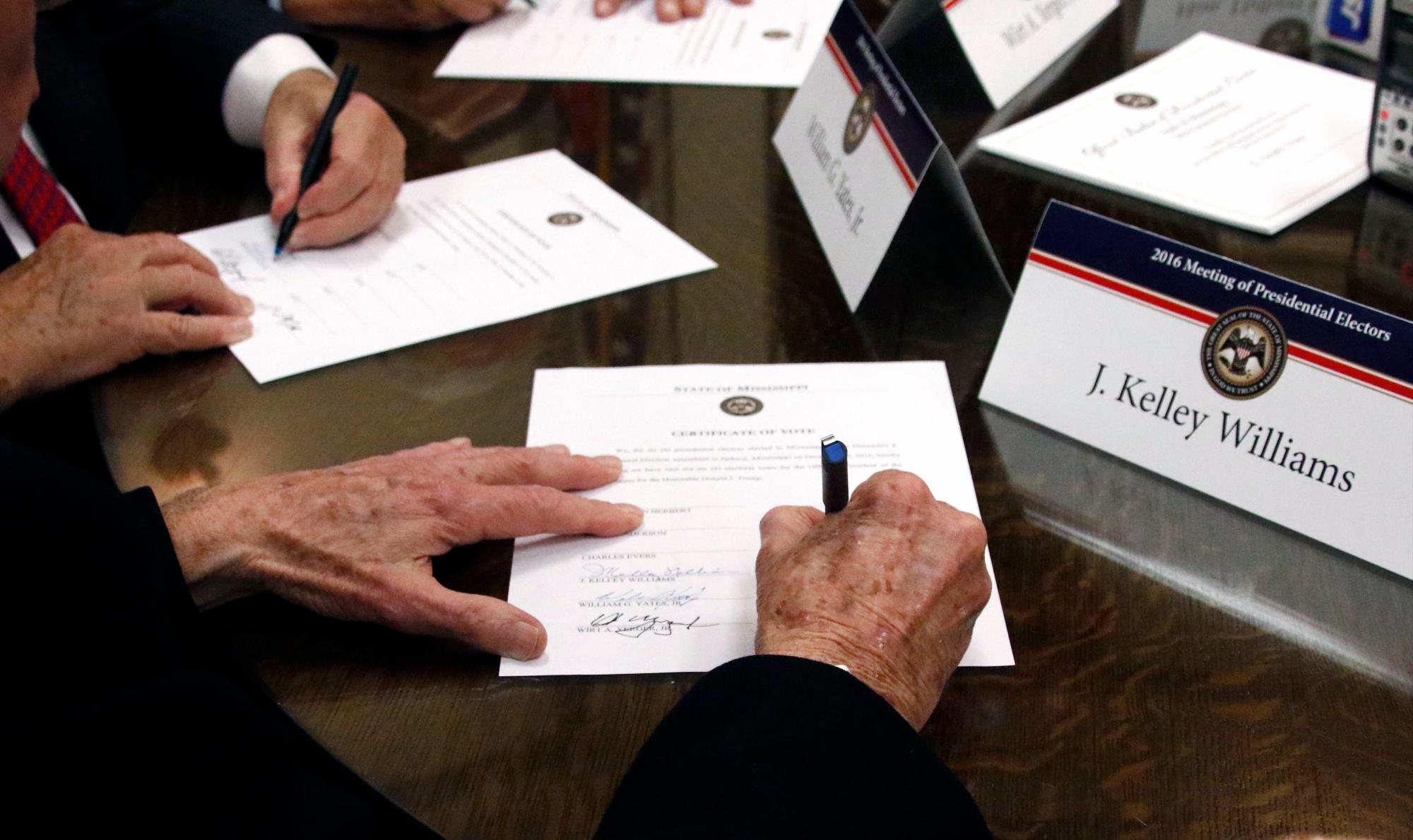 Comienza la votación del Colegio Electoral para ratificar el triunfo de  Biden
