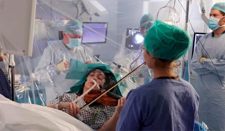 Resultado de imagen para Una violinista toca durante su operación de cerebro, para salvar sus manos