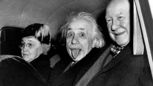 Subastan la copia más antigua de la foto de Einstein sacando la lengua