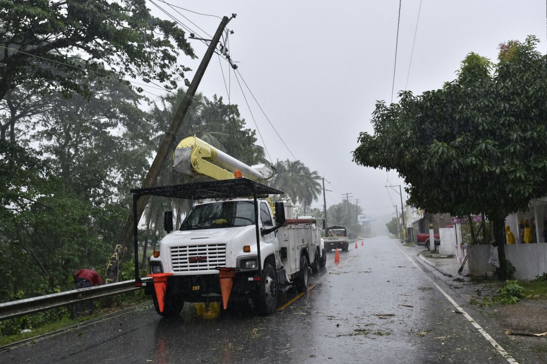 Poste del tendido eléctrico caído en el tramo carretera Sánchez-Nagua.