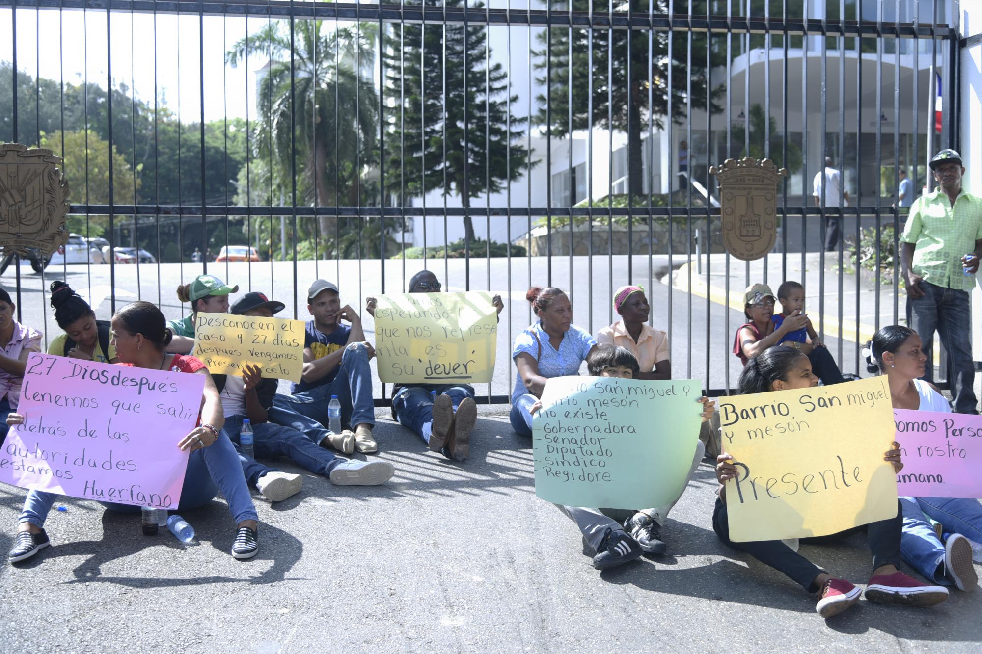 Los moradores de los barrios Duarte y San Miguel montaron una vigilia en la entrada del palacio municipal local.
