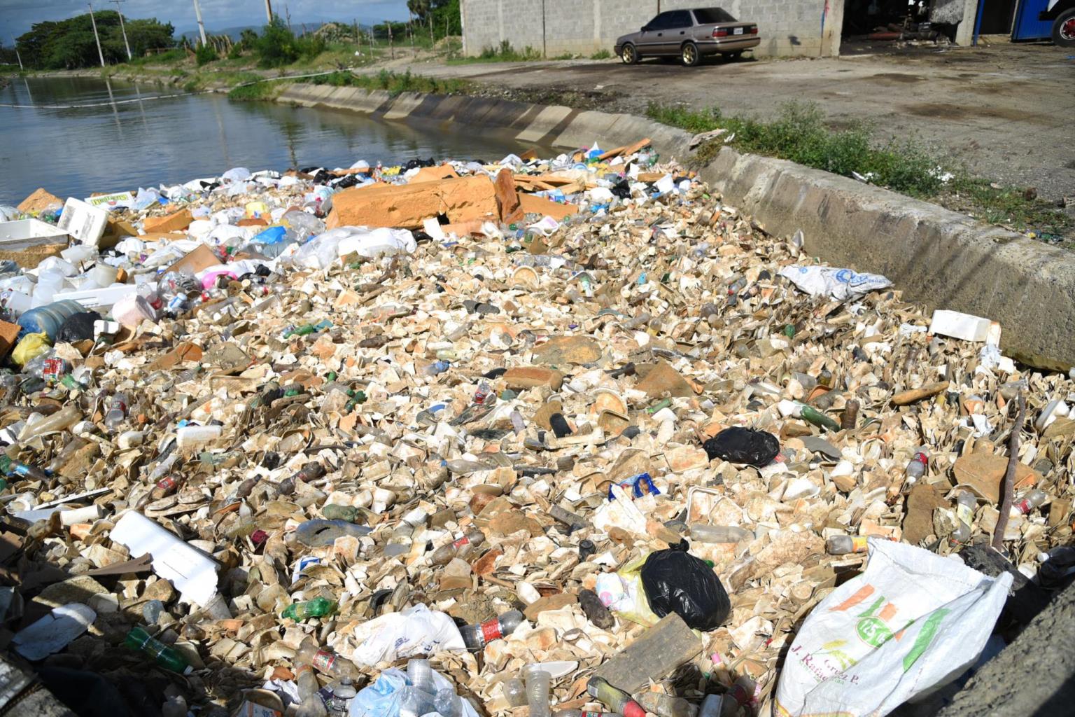 Resultado de imagen para fotos del canal UFE lleno de basura