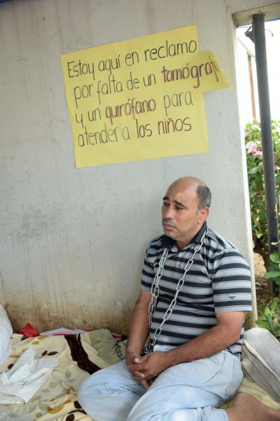 Pastor lleva tres días encadenado frente al hospital Arturo Grullón de Santiago