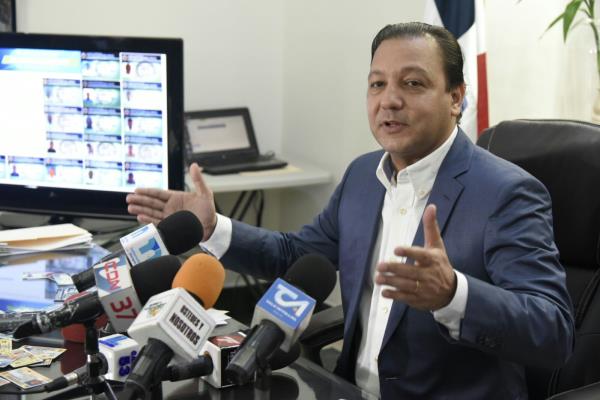 Abel Martínez denuncia falsificación de cédulas y carnets de naturalización en favor de haitianos
