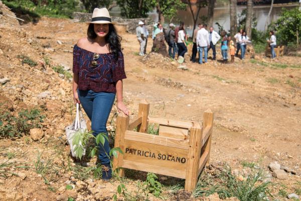 Artistas y comunicadores participan en jornada de siembra en La Vieja Barquita