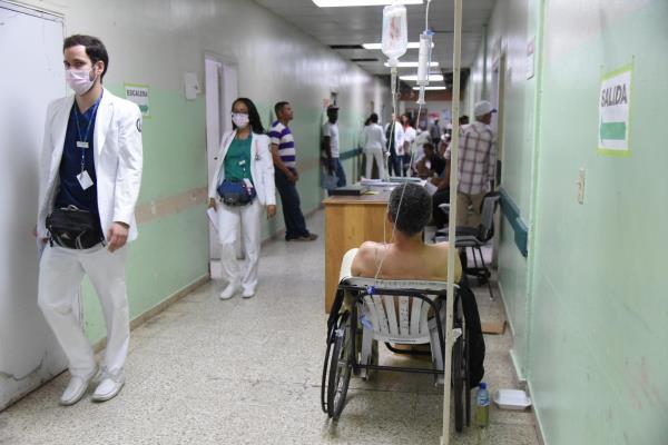 Médicos internistas paralizan sus labores en el hospital Cabral y Báez