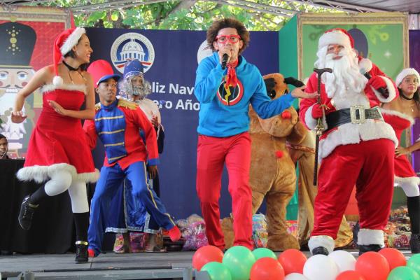 Margarita Cedeño, comunicadores y artistas celebran Navidad con 500 niños de escasos recursos