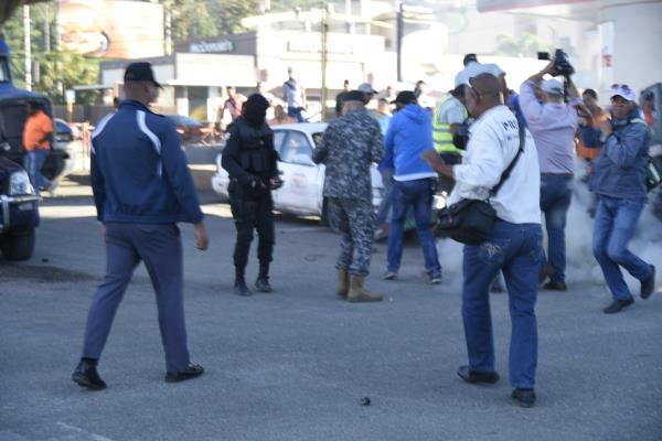 Policía dispersa a bombazos protesta de choferes en Santiago