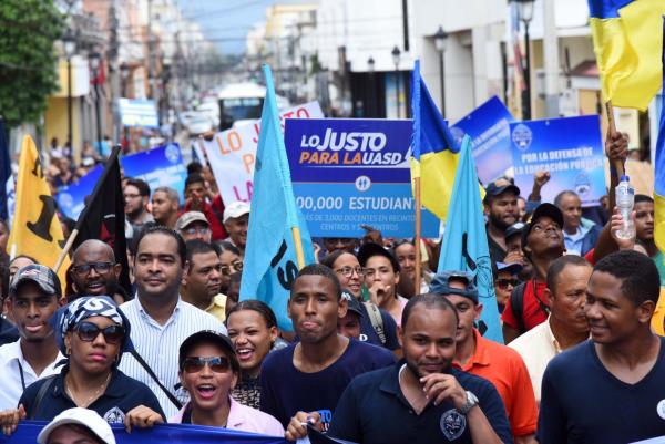 Profesores, empleados y estudiantes de la UASD marchan en Santiago
