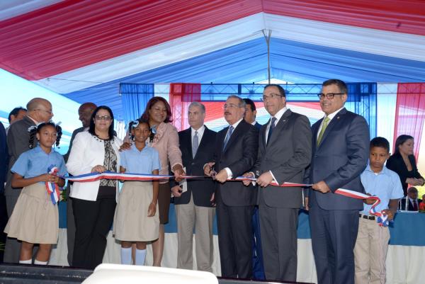 Danilo Medina entrega una nueva escuela en Yaguate y dos estancias infantiles en Haina y Herrera
