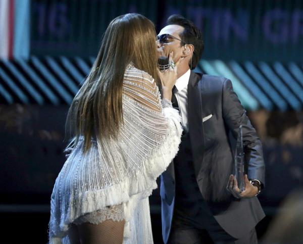 Vídeo: Marc Anthony y Jennifer López se besan en premios Grammy Latino