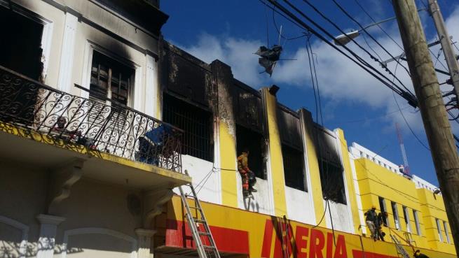 Fuego en tienda Iberia no ha sido extinguido; se desmayan bomberos 