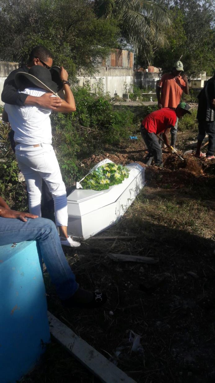 Familiares sepultan a José Rodríguez.