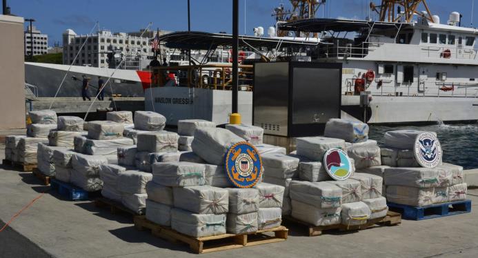 Imagen del 27 de febrero de 2017 del decomiso de 4,2 toneladas de cocaína valorados en 125 millones de dólares dentro de una embarcación al norte de Surinam en San Juan, Puerto Rico. 