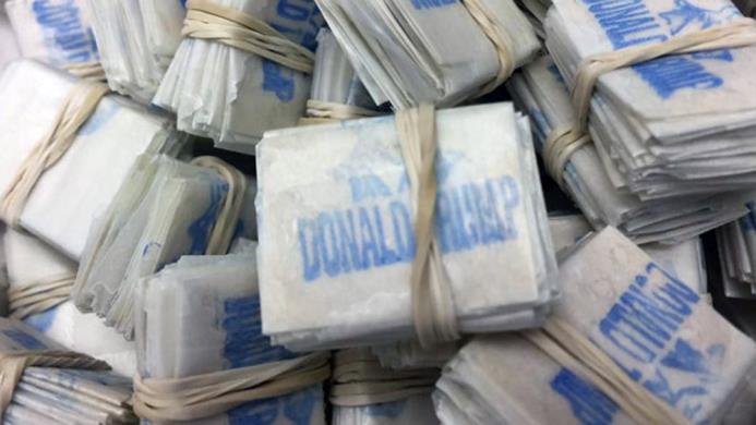 La bolsa plástica transparente con heroína tiene impreso el nombre y el rostro del mandatario estadounidense, en letras azules.