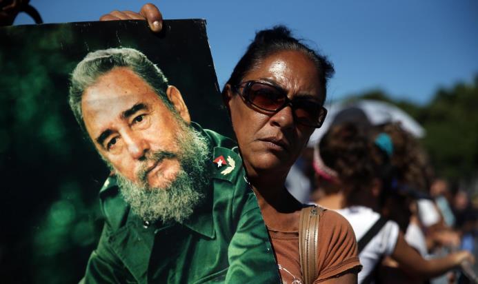 Una mujer sostiene una imagen del fallecido líder cubano Fidel Castro hoy, martes 29 de noviembre de 2016, durante los homenajes en la Plaza de la Revolución en La Habana (Cuba). 
