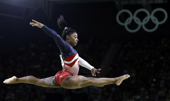 Simone Biles salta en la viga de equilibrio, durante la final en los Juegos Olímpicos en Río de Janeiro. 