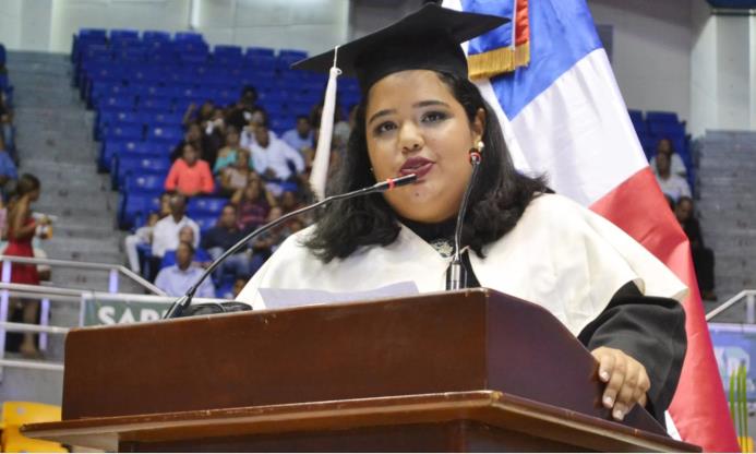 Winny Plasencia Peralta, graduada el pasado sábado en la UASD de Santiago con el mayor índice entre un total de 569 estudiantes.