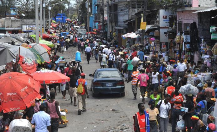 Vista de una multitud caminando en una calle de Puerto Príncipe. EFE. 