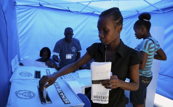 Una mujer ejerce su derecho al voto un centro de votación para elegir a su próximo presidente hoy, domingo 20 de noviembre, en la ciudad de Puerto Príncipe (Haití).