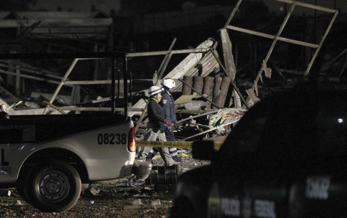  Rescatistas de Protección civil laboran en la zona hoy, martes 20 de diciembre de 2016, donde se registró una explosión en el Mercado de Pirotecnia de San Pablito, en el municipio mexicano de Tultepec.zmán