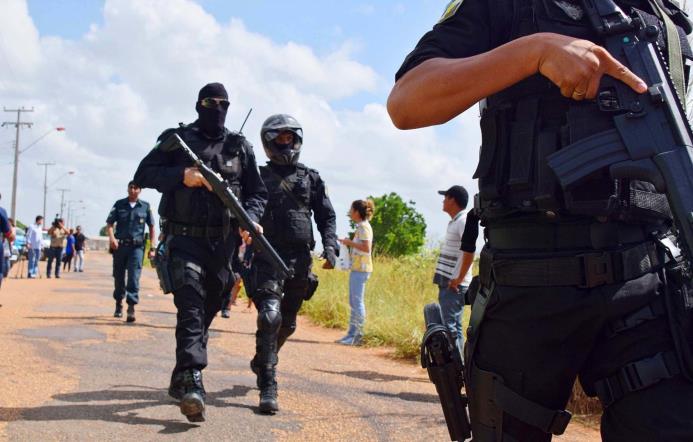 Policías armados caminan fuera de la Penitenciaría Agrícola de Monte Cristo, luego de que decenas de reclusos fueran asesinados en Boa Vista, el viernes 6 de enero de 2017. 