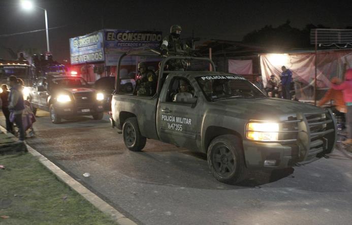Soldados del Ejército mexicano y agentes policiales resguardan la zona hoy, martes 20 de diciembre de 2016, donde se registró una explosión en el Mercado de Pirotecnia de San Pablito.