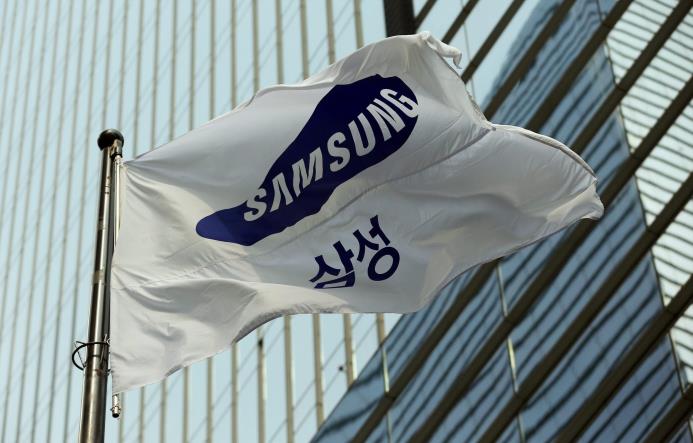 Vista de una bandera con el logo de Samsung Electronics en los cuarteles generales de esa empresa en Seúl, Corea del Sur.