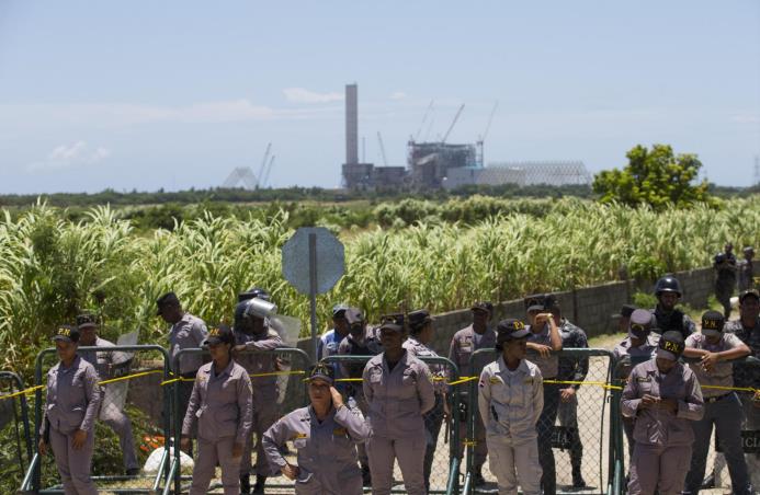 Autoridades bloquean a cientos de personas que participaron en una manifestación contra Odebrecht hoy, domingo 20 de agosto de 2017, en Baní, donde la empresa brasileña levanta la planta eléctrica a carbón de Punta Catalina. Los manifestantes llegaron cerca de la construcción pero fueron bloqueados por la Policía. 